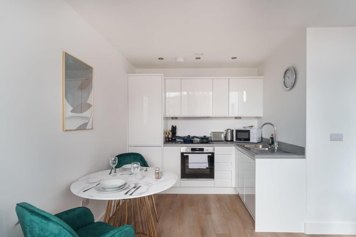 Zeni, Alexandra Rise Sleek * Mánchester