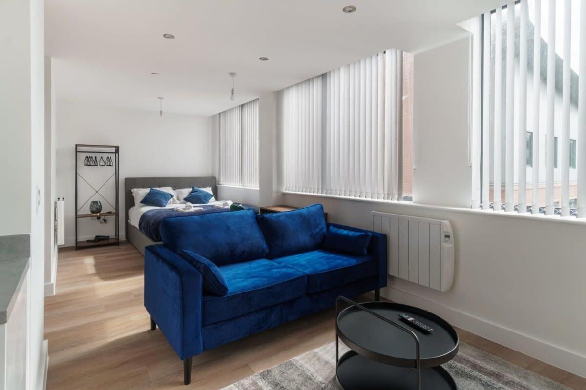 Zeni, Alexandra Rise Sleek * Mánchester